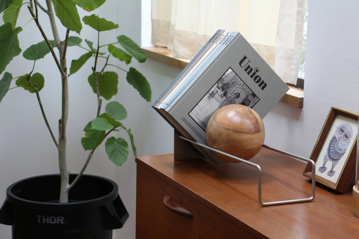 Holdie bookend