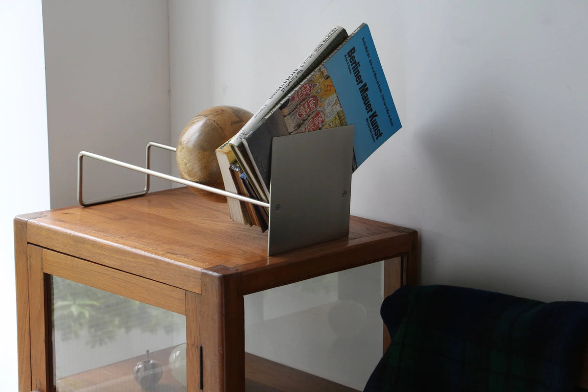 Holdie bookend